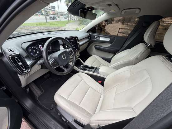 VOLVO-XC40-2020