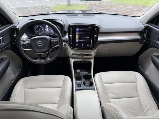 VOLVO-XC40-2020