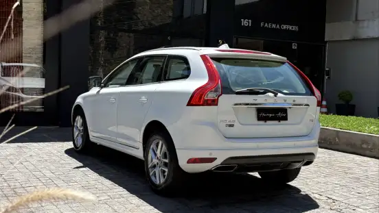 VOLVO-XC60-2017
