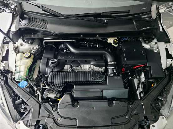 VOLVO-V40-2013