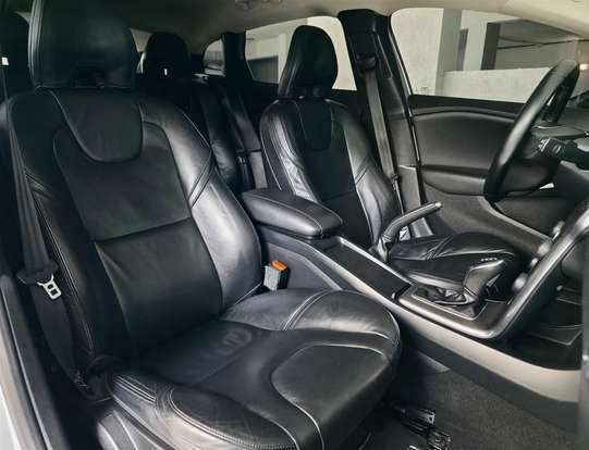 VOLVO-V40-2013