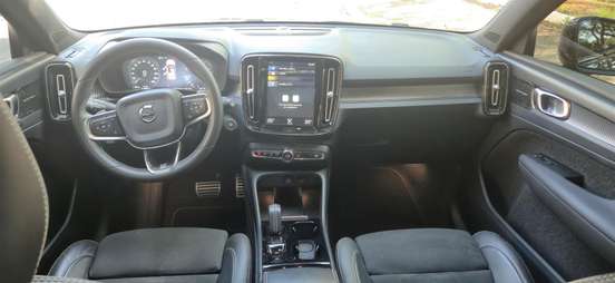 VOLVO-XC40-2019