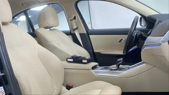 BMW-320i-2021