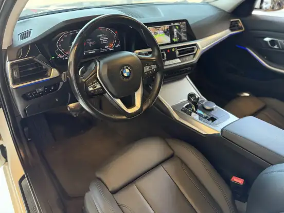 BMW-320i-2021