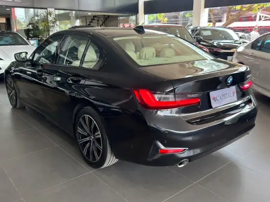 BMW-320i-2021