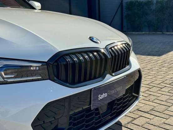 BMW-320i-2023