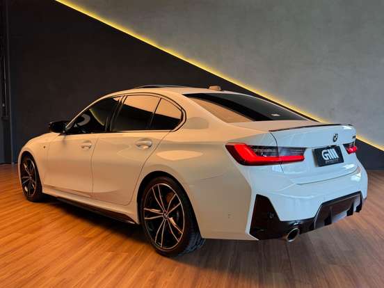 BMW-320i-2023
