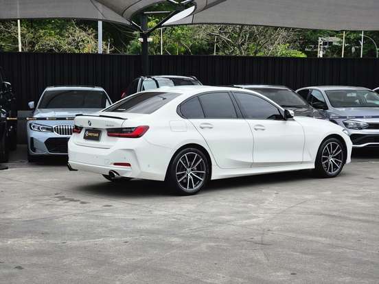 BMW-320i-2022