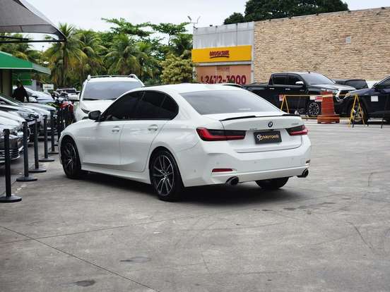 BMW-320i-2022