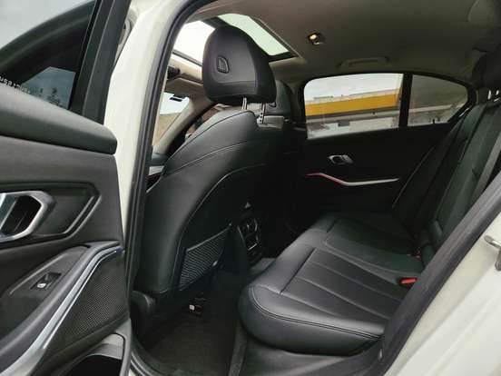 BMW-320i-2022