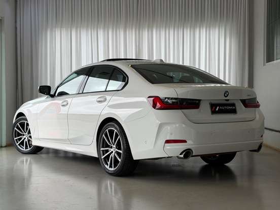 BMW-320i-2023