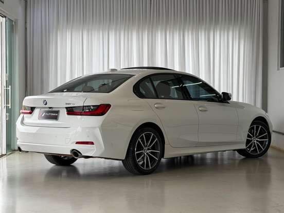 BMW-320i-2023