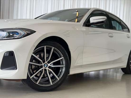 BMW-320i-2023