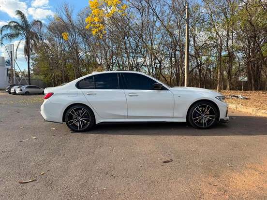 BMW-330e-2021