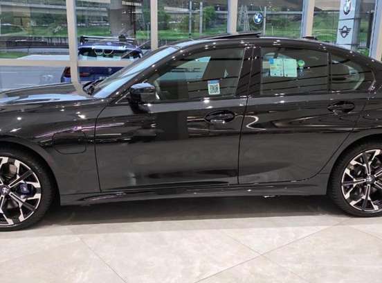 BMW-330e-2025