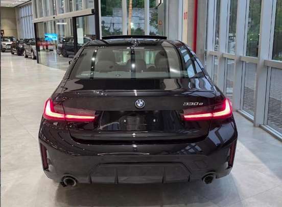 BMW-330e-2025