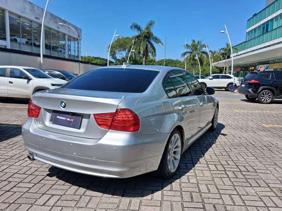 BMW-320i-2011