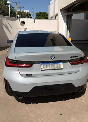 BMW-320i-2023