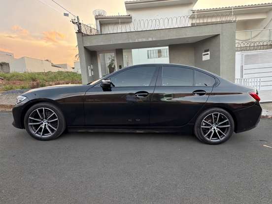 BMW-320i-2022