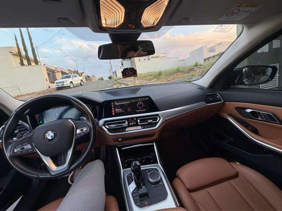 BMW-320i-2022