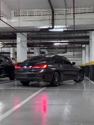 BMW-320i-2022