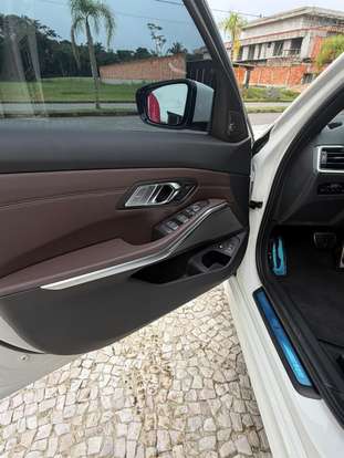 BMW-330e-2022