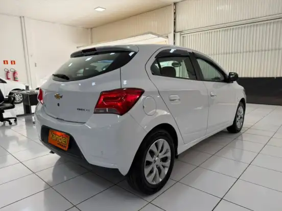 CHEVROLET-ONIX-2016