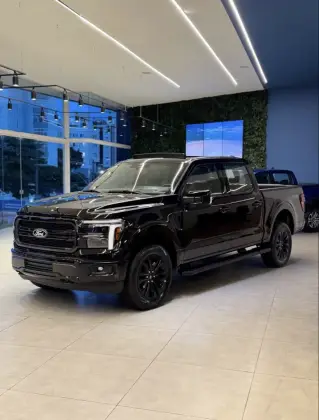 FORD F-150 5.0 V8 GASOLINA CD LARIAT BLACK FX4 AUTOMÁTICO