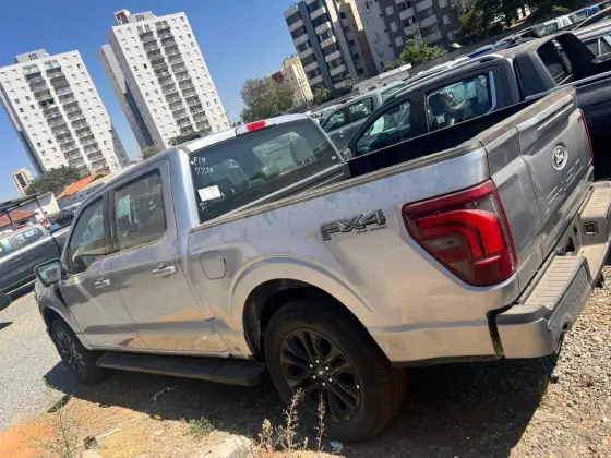 FORD F-150 5.0 V8 GASOLINA CD LARIAT BLACK FX4 AUTOMÁTICO