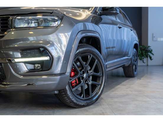 JEEP-COMMANDER-2.0 HURRICANE 4 TURBO GASOLINA BLACKHAWK AT9 JEEP-COMMANDER-2025