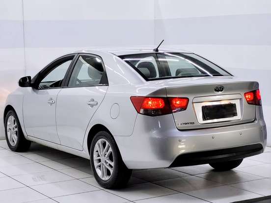 KIA-CERATO-1.6 EX3 SEDAN 16V GASOLINA 4P MANUAL KIA-CERATO-2010