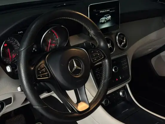 MERCEDES-BENZ-GLA 200-2016