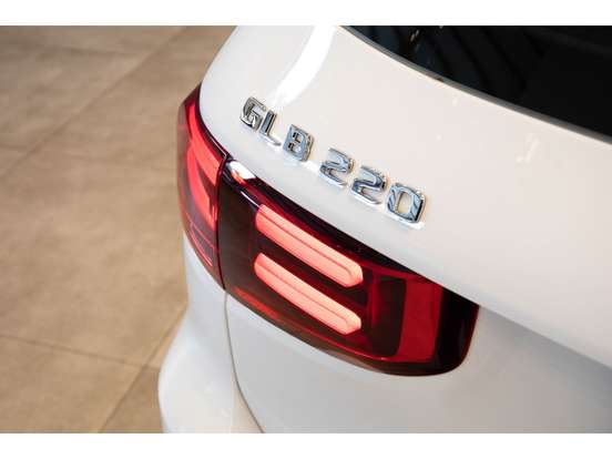 MERCEDES-BENZ-GLB 220-2024
