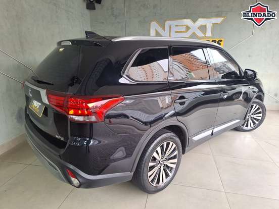 MITSUBISHI-OUTLANDER-2021