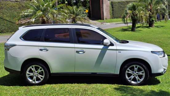 MITSUBISHI-OUTLANDER-2013