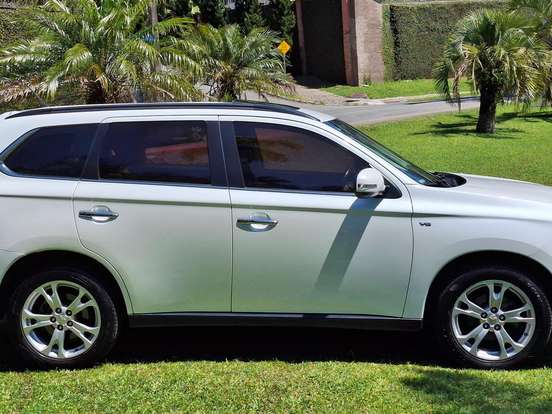 MITSUBISHI-OUTLANDER-3.0 GT 4X4 V6 24V GASOLINA 4P AUTOMÁTICO MITSUBISHI-OUTLANDER-2013