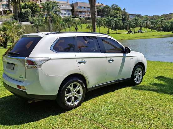MITSUBISHI-OUTLANDER-3.0 GT 4X4 V6 24V GASOLINA 4P AUTOMÁTICO MITSUBISHI-OUTLANDER-2013