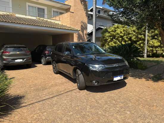 MITSUBISHI-OUTLANDER-2014
