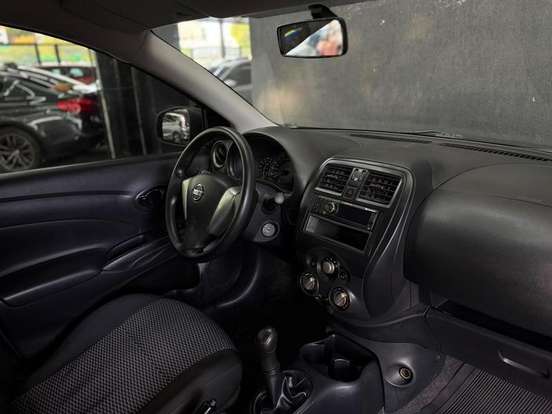 NISSAN-VERSA-2021