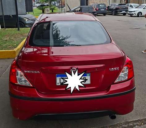 NISSAN-VERSA-2020