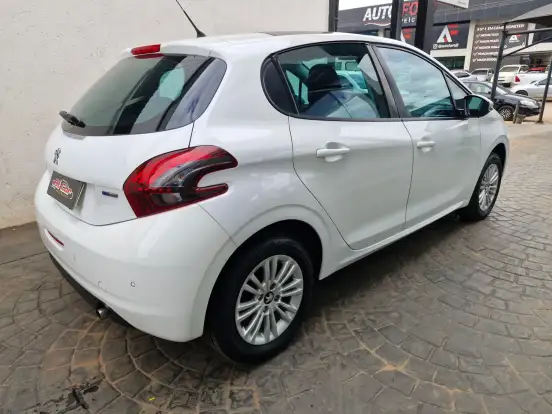 PEUGEOT-208-2017