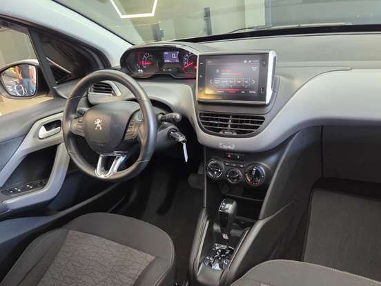 PEUGEOT-208-2018