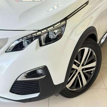 PEUGEOT-5008-2018