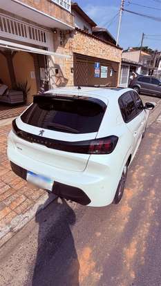 PEUGEOT-208-2021