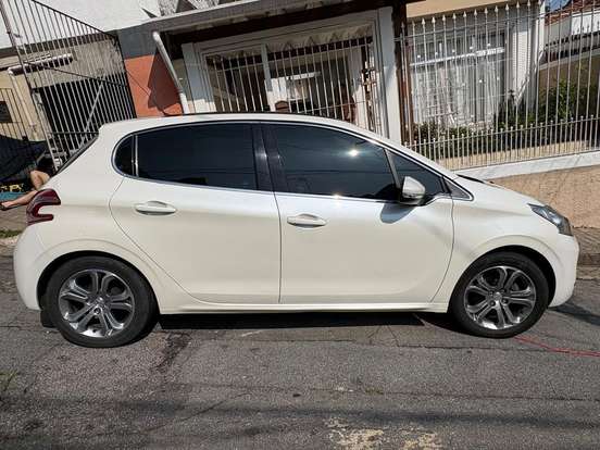 PEUGEOT-208-1.6 GRIFFE 16V FLEX 4P AUTOMÁTICO PEUGEOT-208-2014