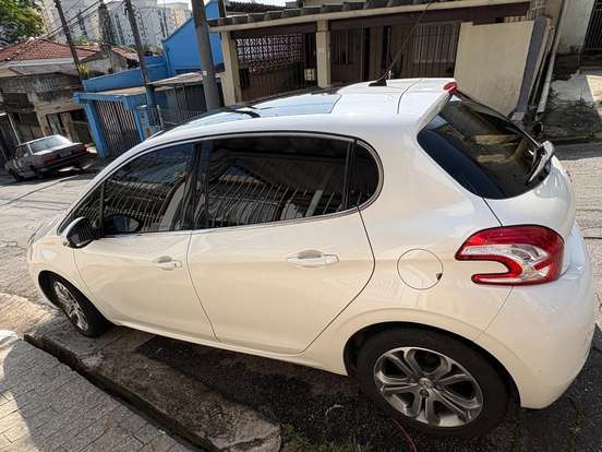 PEUGEOT-208-1.6 GRIFFE 16V FLEX 4P AUTOMÁTICO PEUGEOT-208-2014
