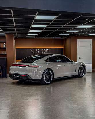 PORSCHE-TAYCAN-2020