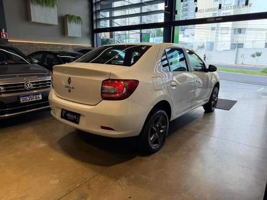RENAULT-LOGAN-2022