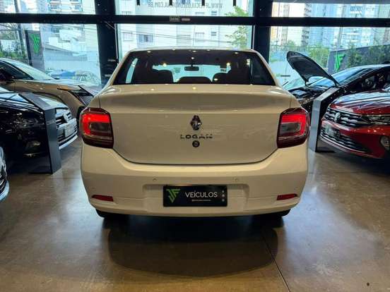 RENAULT-LOGAN-2022