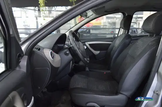 RENAULT-SANDERO-2010